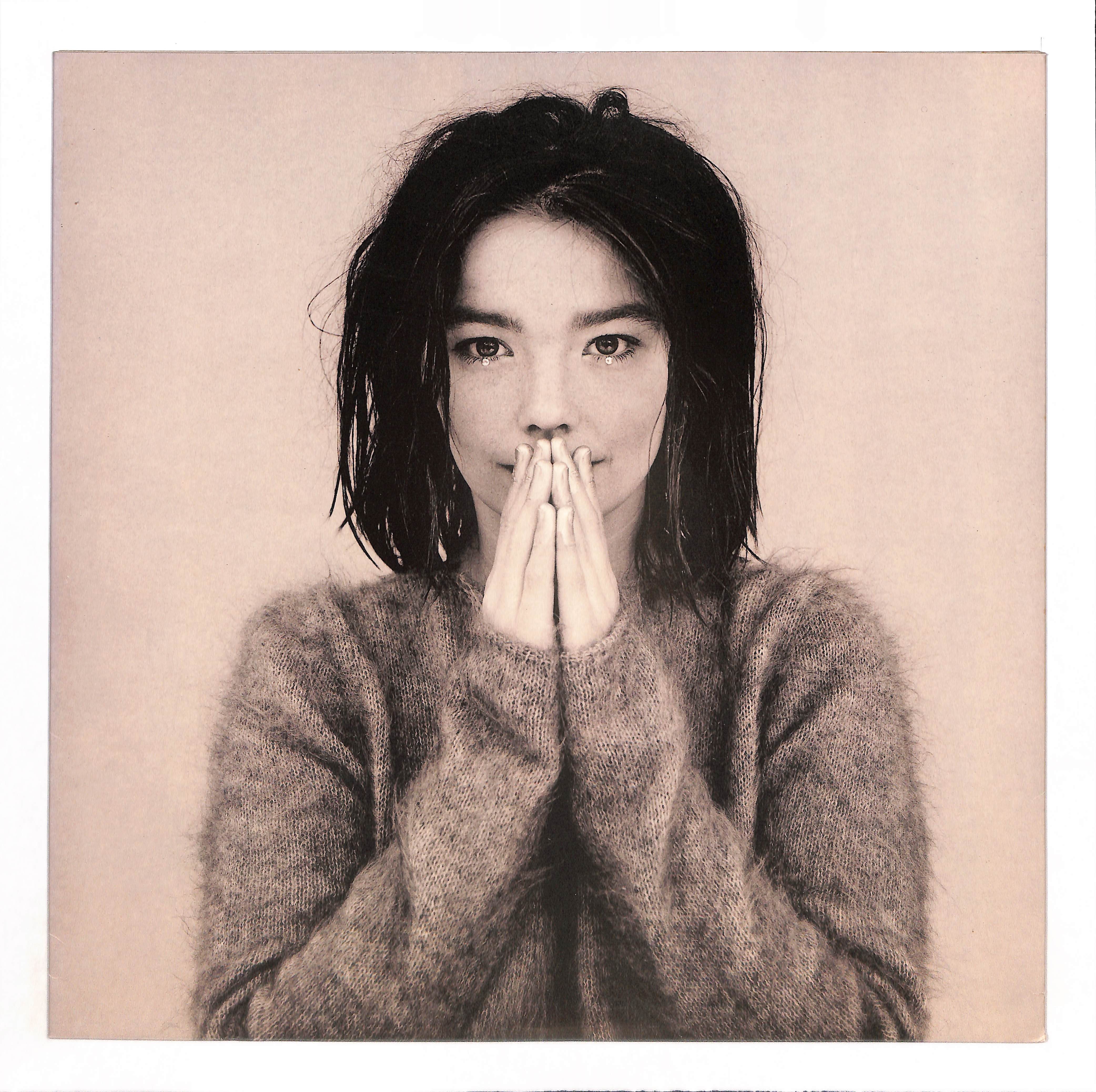 Debut – ELLA ONLINE
